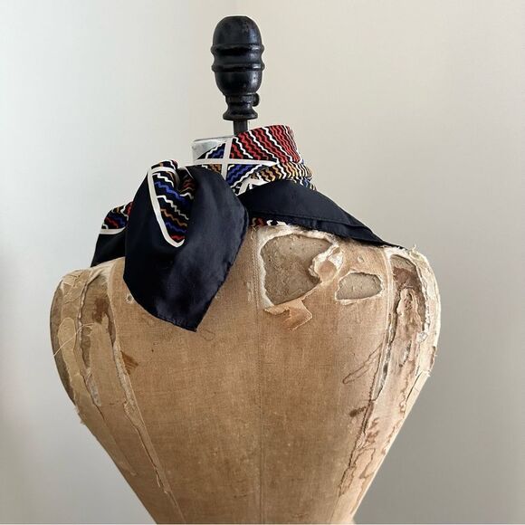 Vintage Geometric Print Scarf Black 27”X26” - Picture 3 of 8